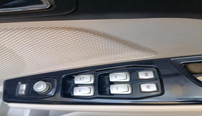 2021 Mahindra XUV300 W8 1.2 PETROL, Petrol, Manual, 65,567 km, interior