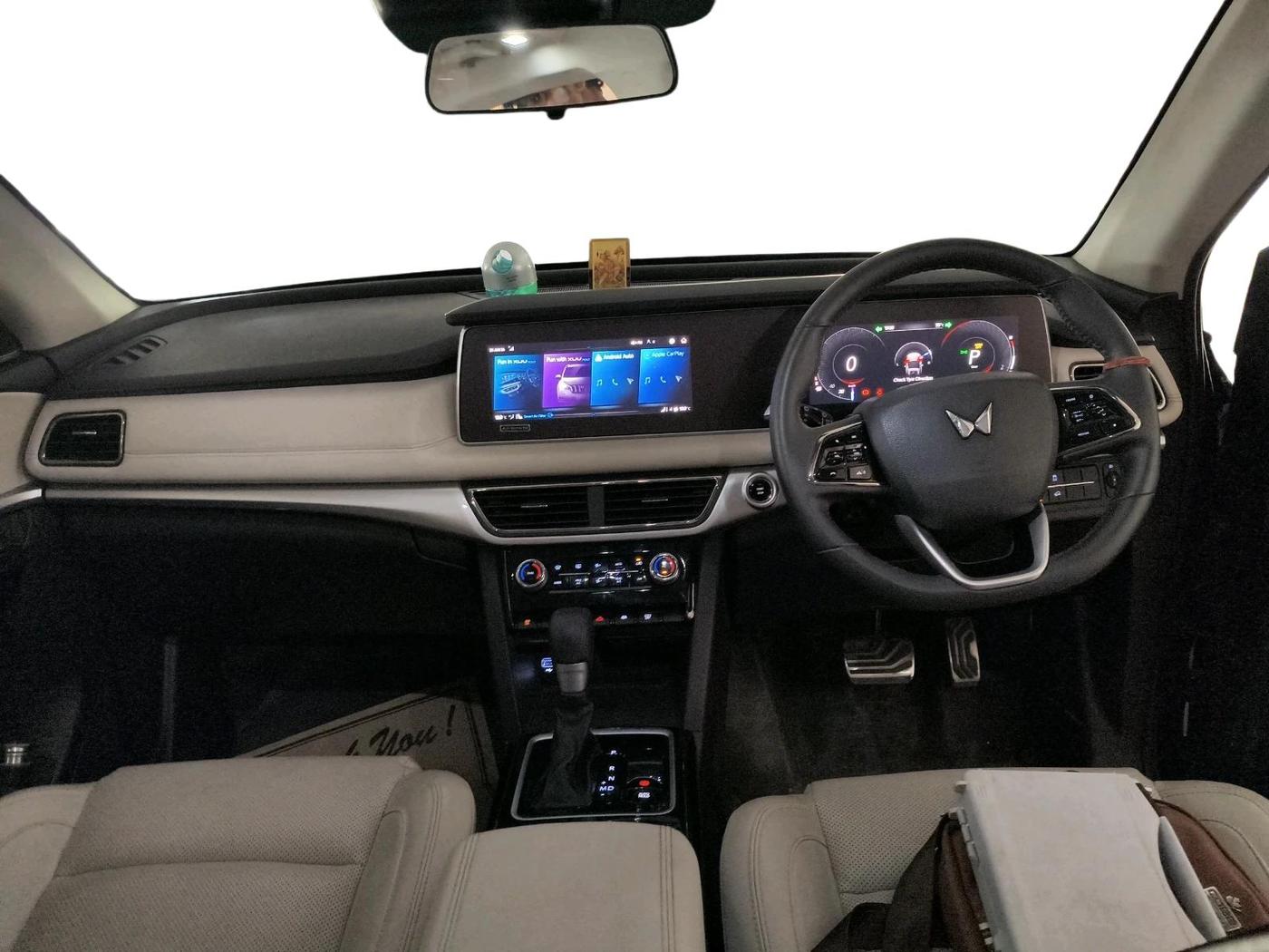 2025 Mahindra XUV700 AX 7 LUXURY P AT 7 STR, Petrol, Automatic, 23,892 km, interior