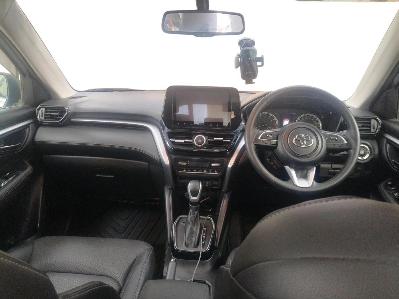 2024 Toyota URBAN CRUISER HYRYDER V AT NEO DRIVE, Petrol, Automatic, 15,508 km, interior