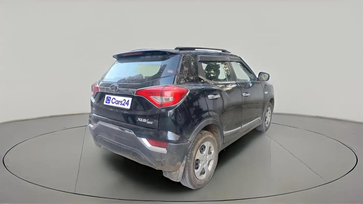 2019 Mahindra XUV300 W6 1.5 DIESEL, Diesel, Manual, 1,30,603 km, exterior