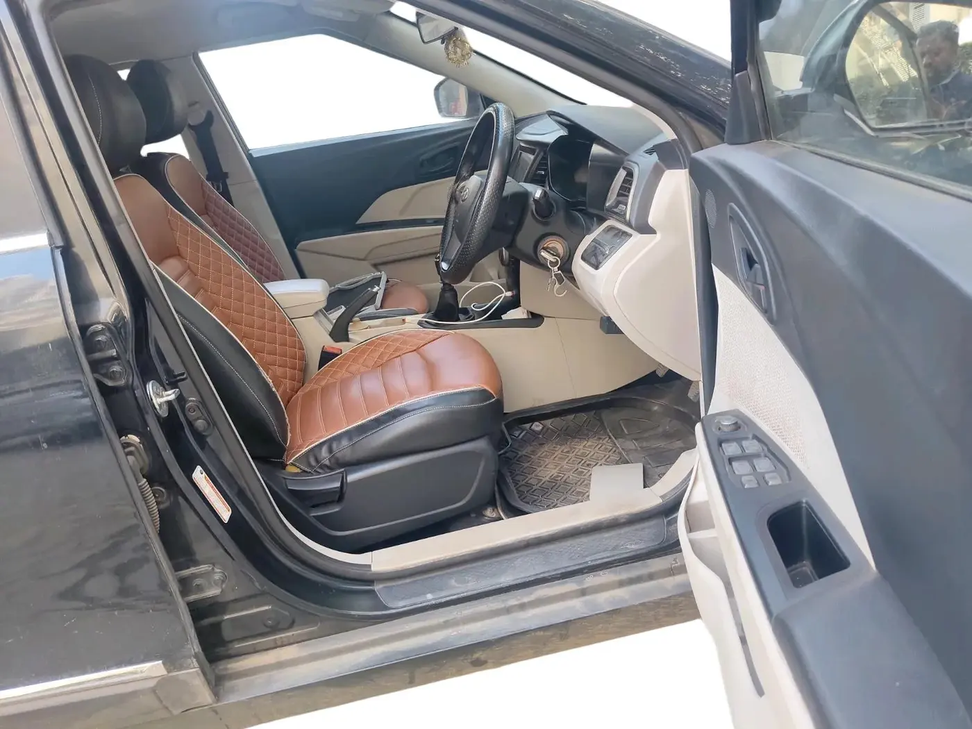 2019 Mahindra XUV300 W6 1.5 DIESEL, Diesel, Manual, 1,30,603 km, interior