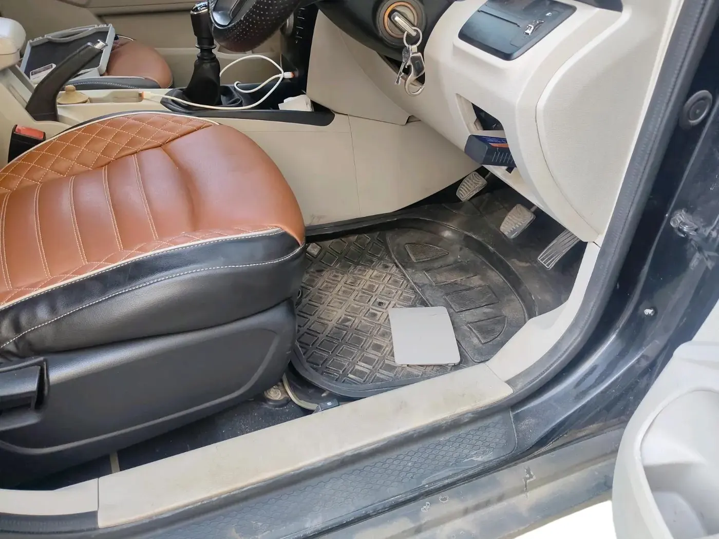 2019 Mahindra XUV300 W6 1.5 DIESEL, Diesel, Manual, 1,30,603 km, interior