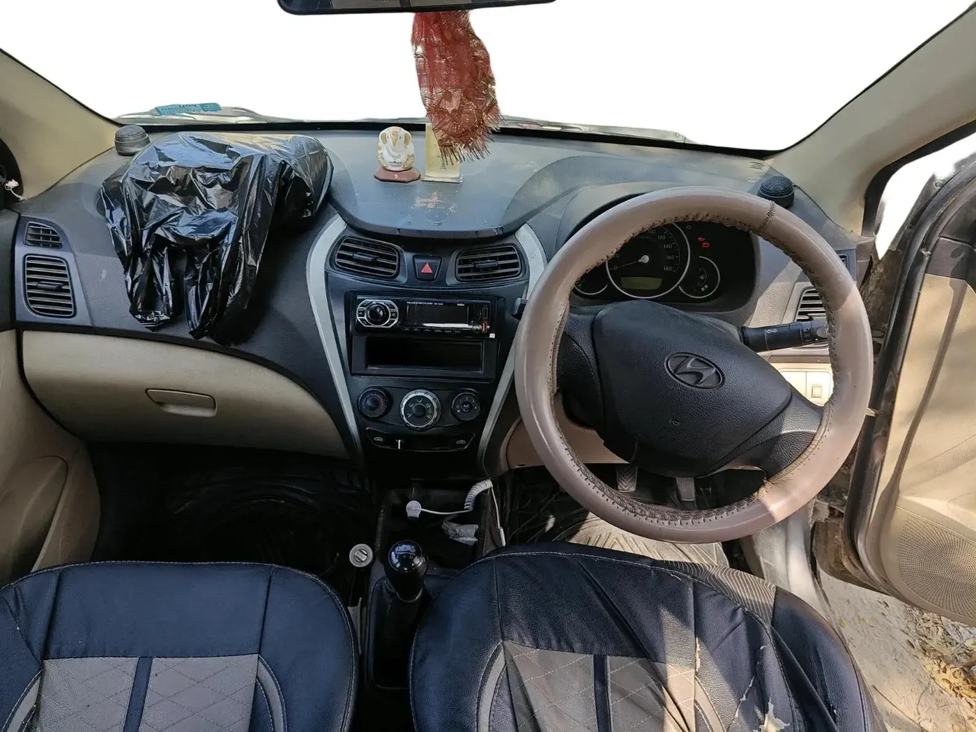 2013 Hyundai Eon MAGNA +, Petrol, Manual, 83,204 km, interior