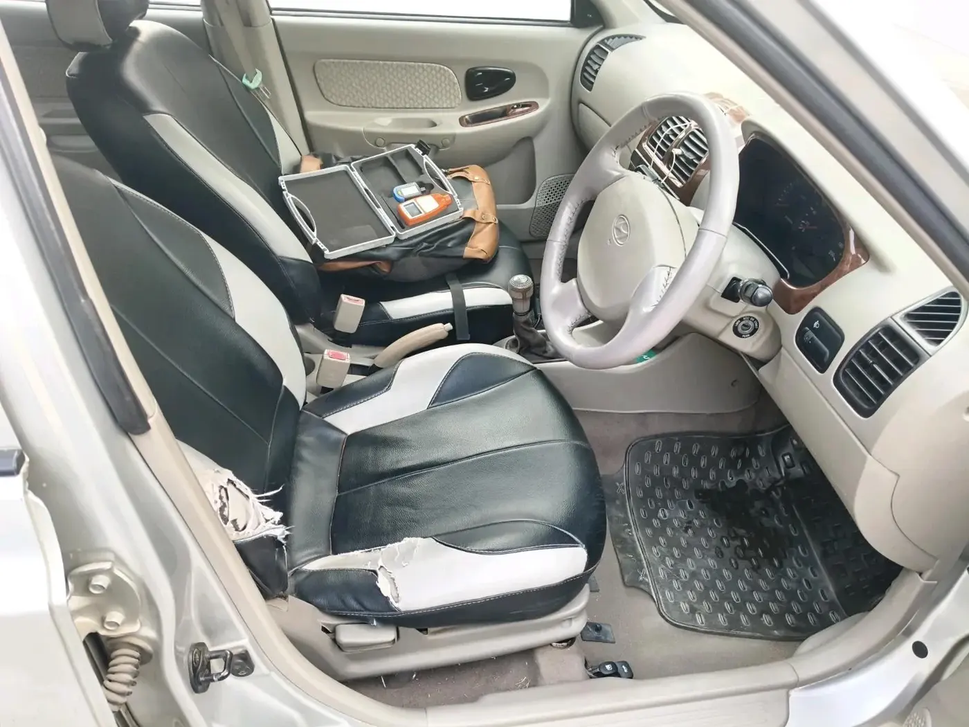 2011 Hyundai Accent EXECUTIVE, Petrol, Manual, 84,141 km, interior