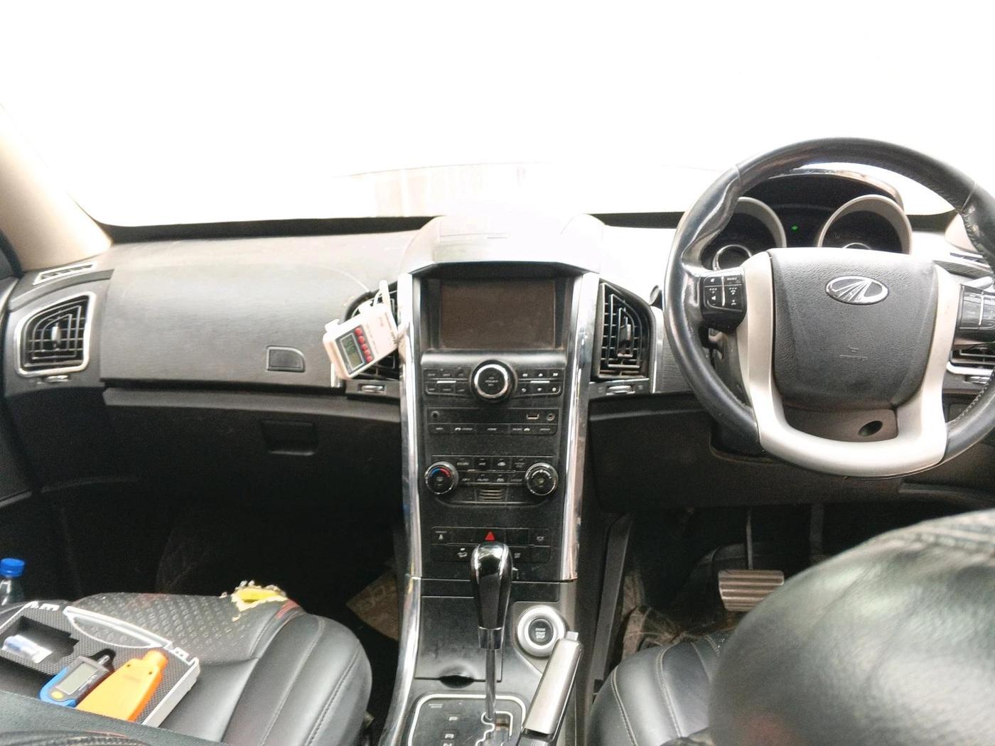 2017 Mahindra XUV500 W10 AT 1.99, Diesel, Automatic, 1,42,591 km, interior