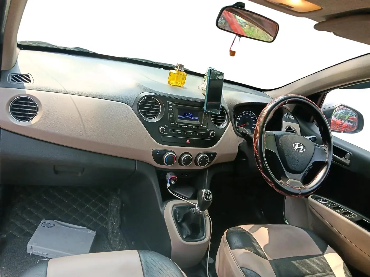 2014 Hyundai Grand i10 SPORTZ 1.2 KAPPA VTVT, Petrol, Manual, 1,03,989 km, interior