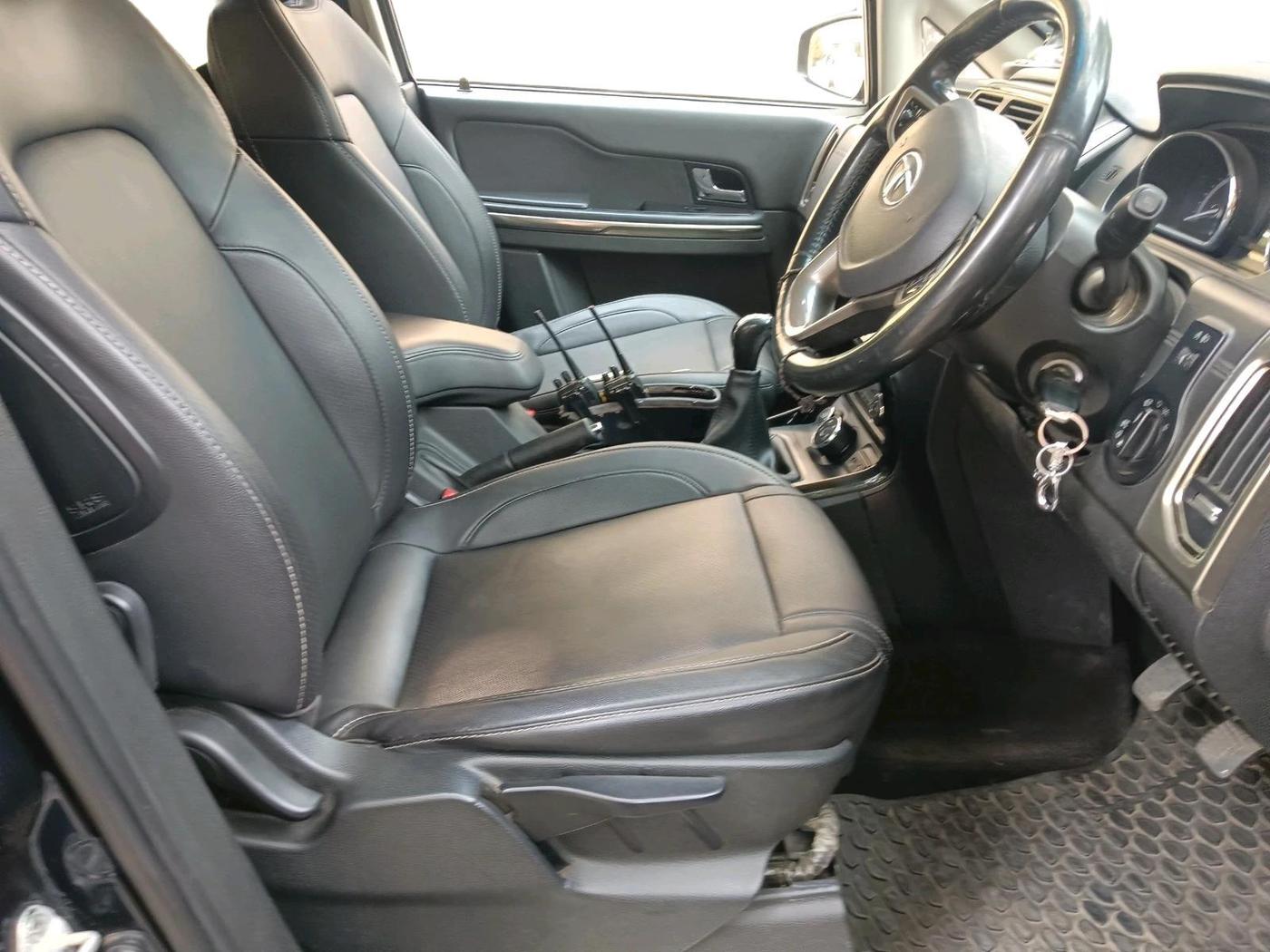 2018 Tata Hexa XT 4X2 7 STR, Diesel, Manual, 1,06,270 km, interior