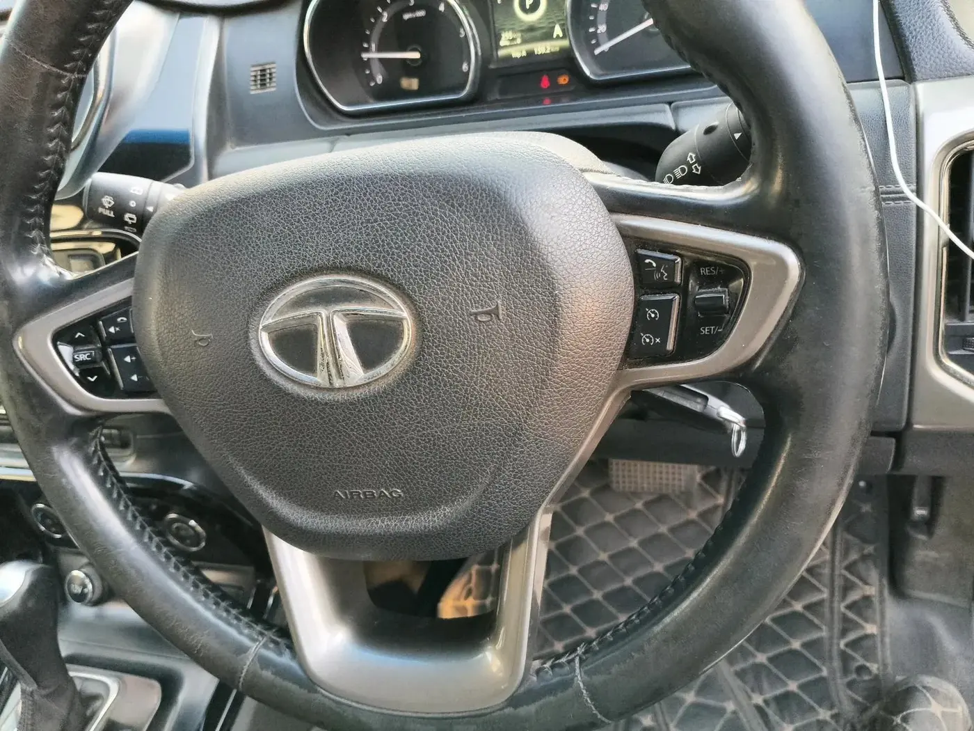2018 Tata Hexa XTA 4X2 6 STR, Diesel, Automatic, 1,21,485 km, interior