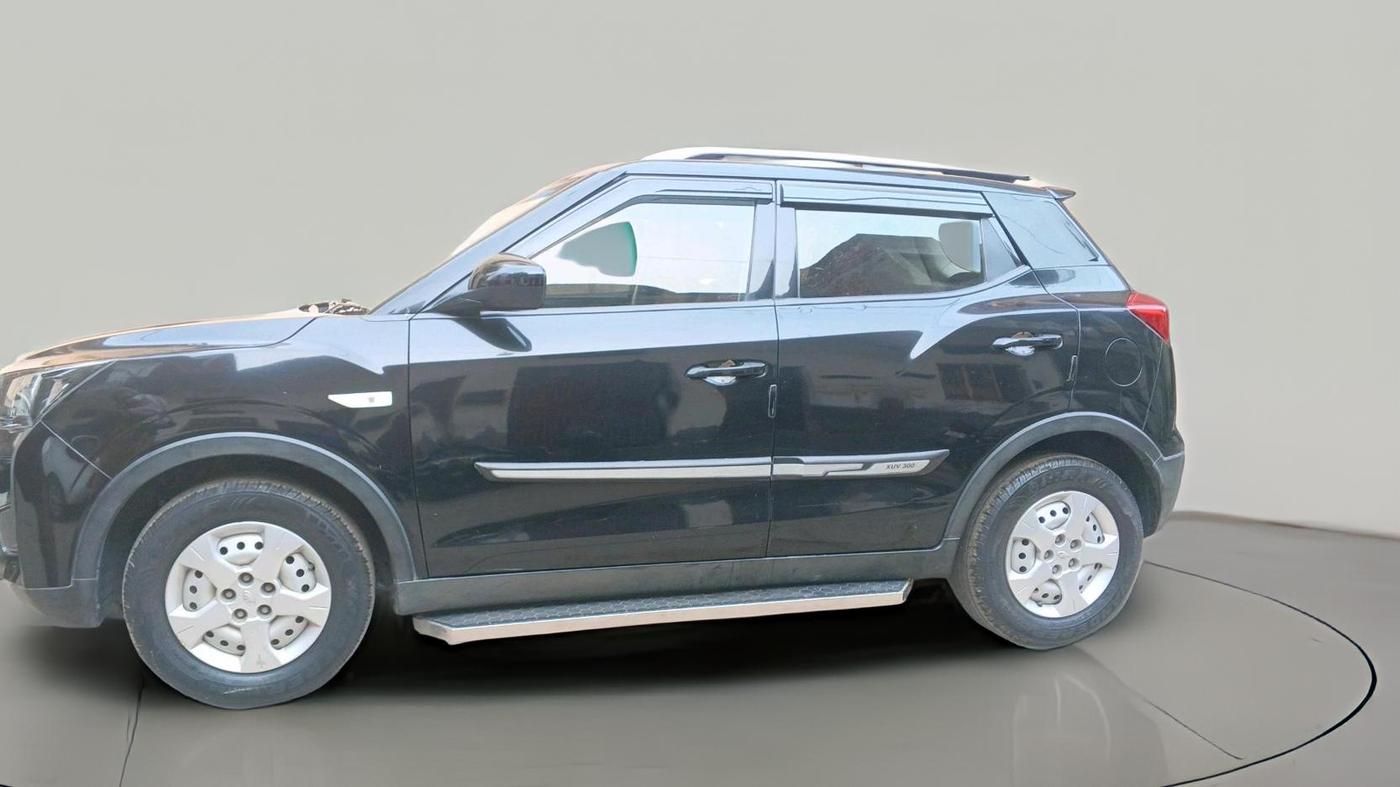 2022 Mahindra XUV300 W4 1.2 PETROL, Petrol, Manual, 33,939 km, exterior