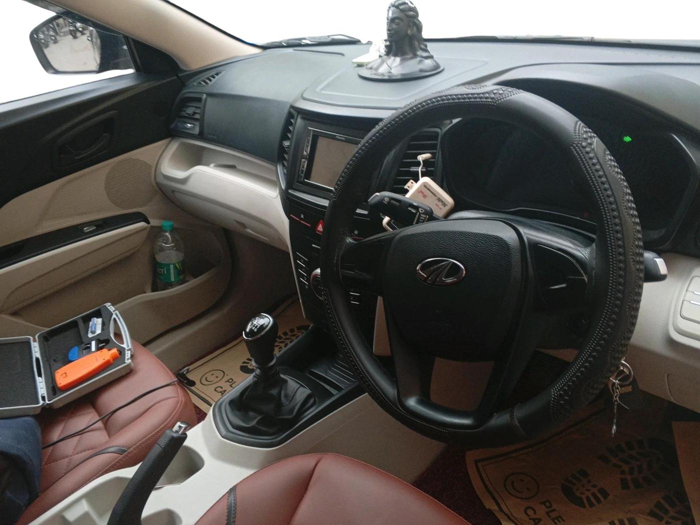 2022 Mahindra XUV300 W4 1.2 PETROL, Petrol, Manual, 33,939 km, interior