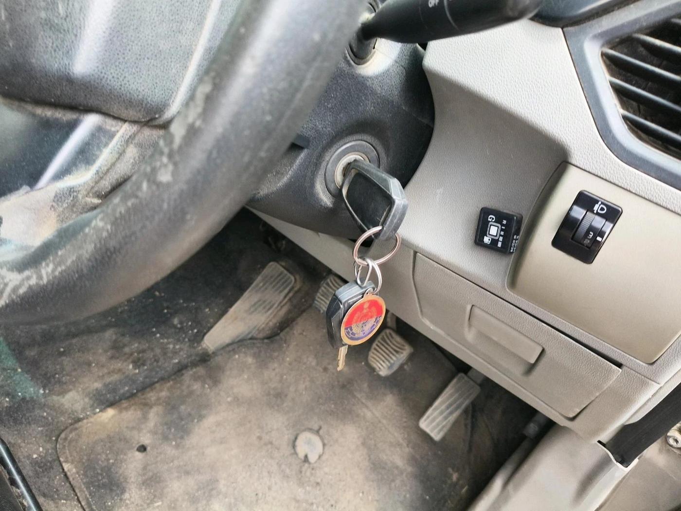 2017 Mahindra Kuv100 K2 6 STR, CNG, Manual, 41,779 km, interior