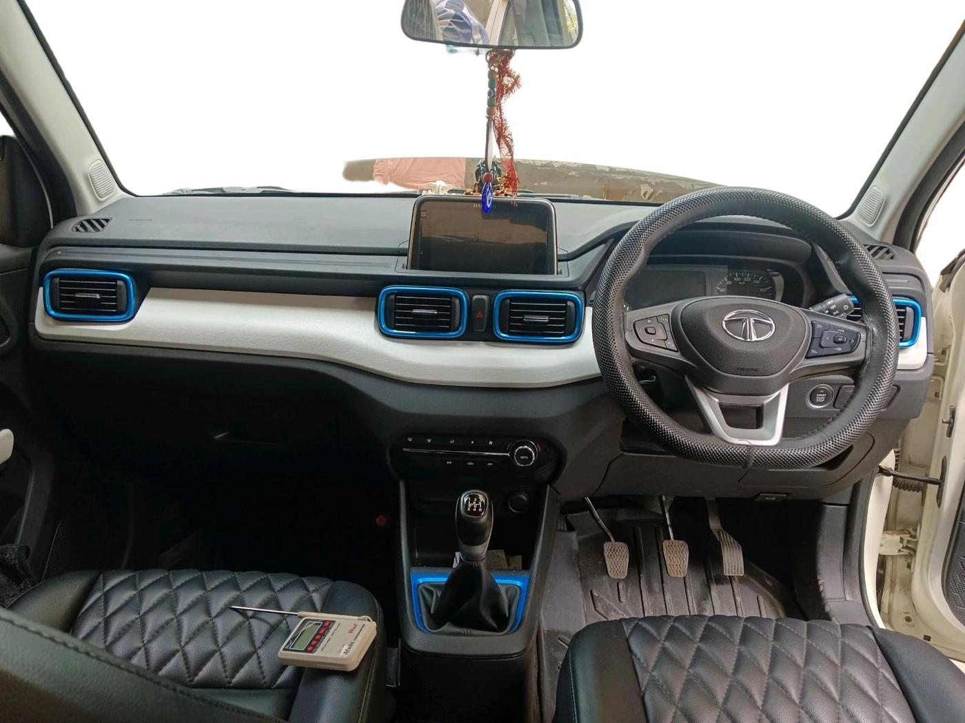 2023 Tata PUNCH CREATIVE  MT, Petrol, Manual, 10,015 km, interior