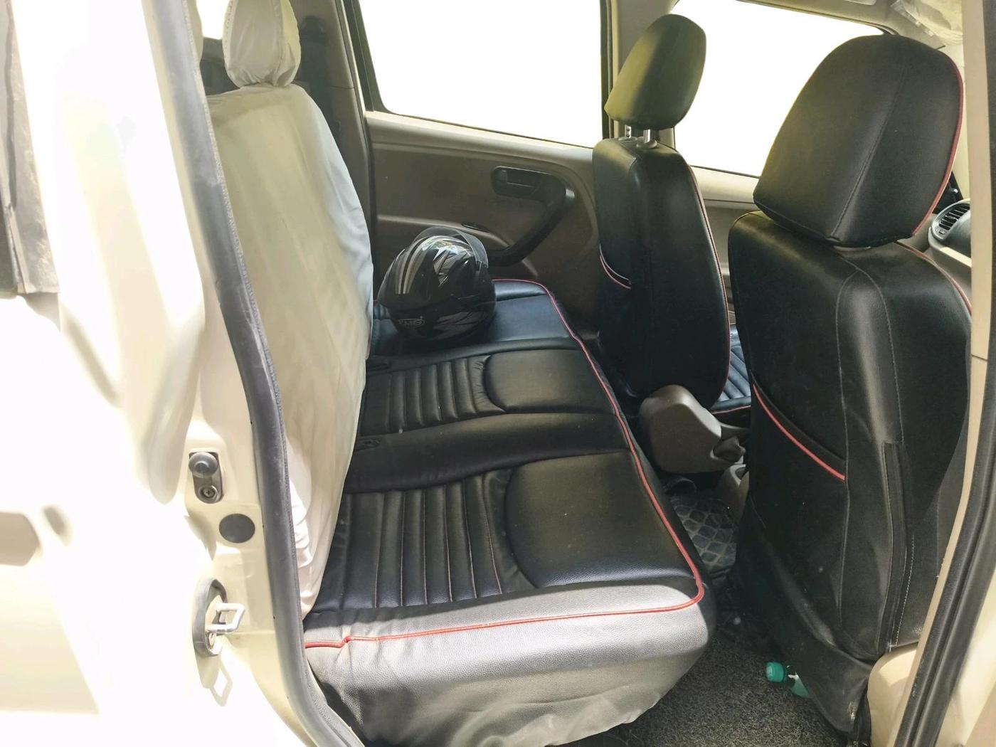 2019 Mahindra TUV300 T6 PLUS, Diesel, Manual, 74,789 km, interior