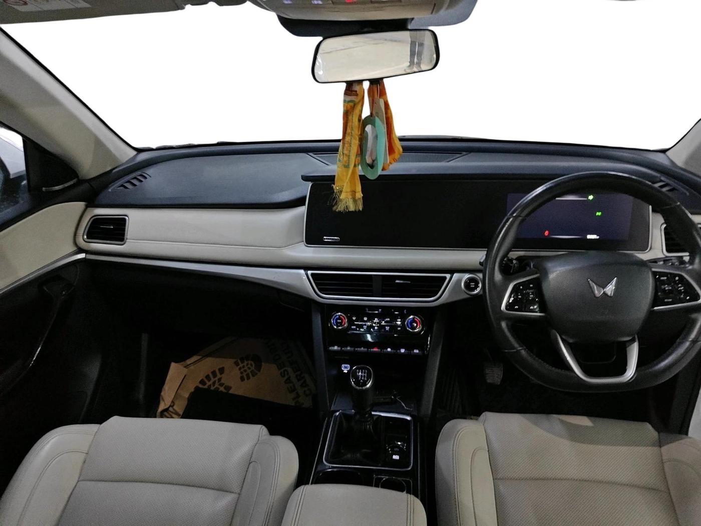 2022 Mahindra XUV700 AX 7 LUXURY D MT 7 STR, Diesel, Manual, 1,00,951 km, interior
