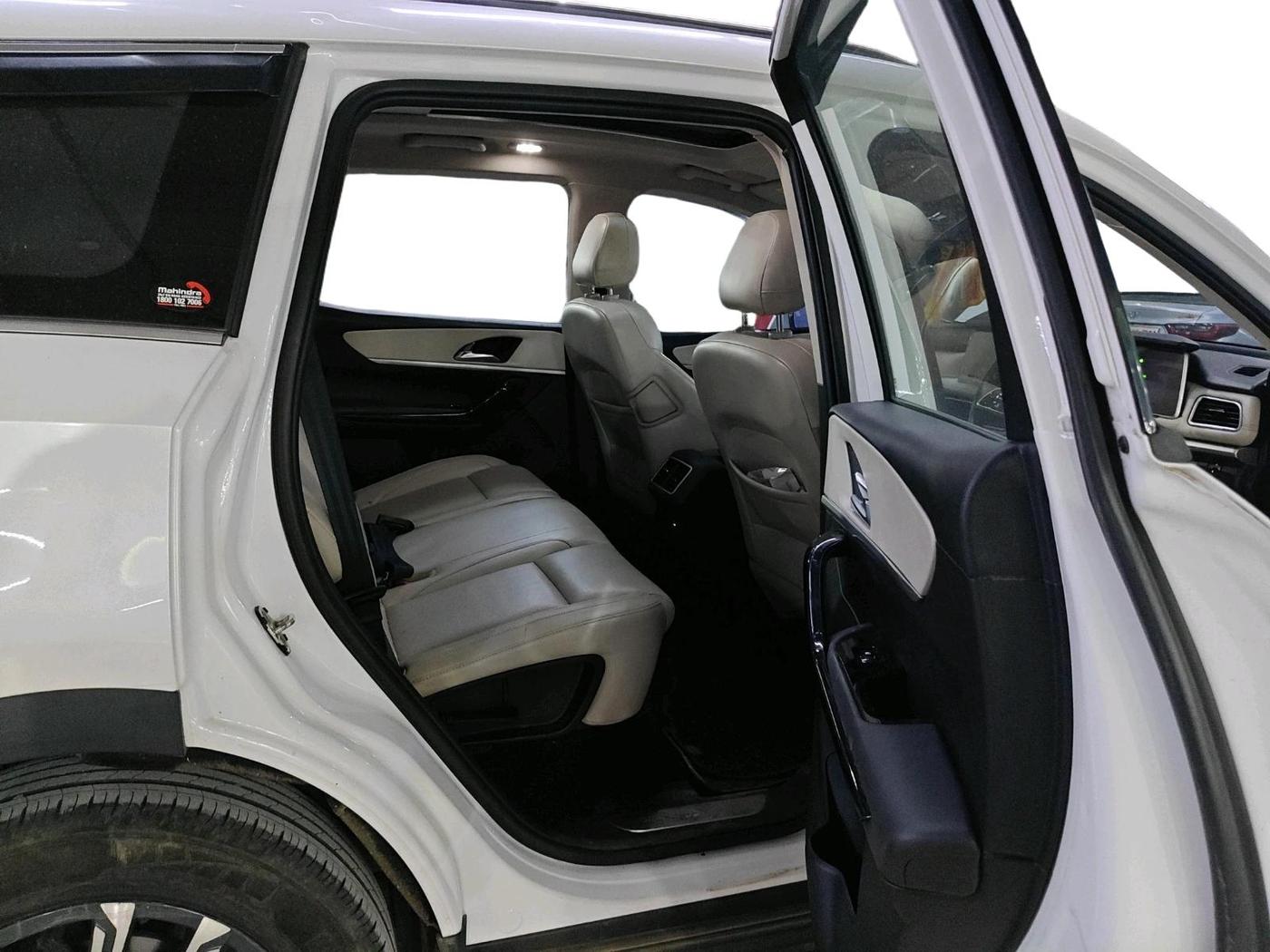2022 Mahindra XUV700 AX 7 LUXURY D MT 7 STR, Diesel, Manual, 1,00,951 km, interior