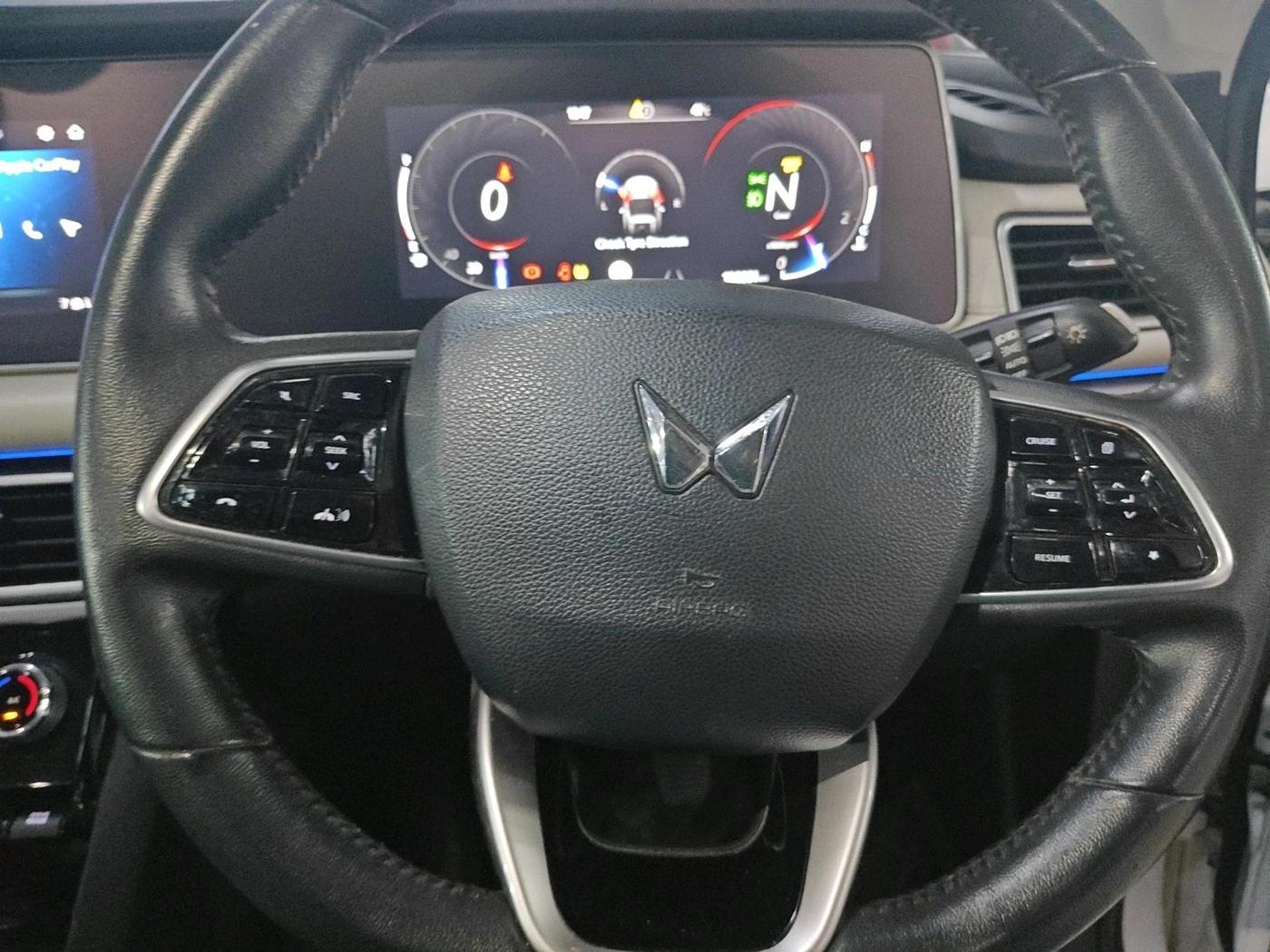 2022 Mahindra XUV700 AX 7 LUXURY D MT 7 STR, Diesel, Manual, 1,00,951 km, interior