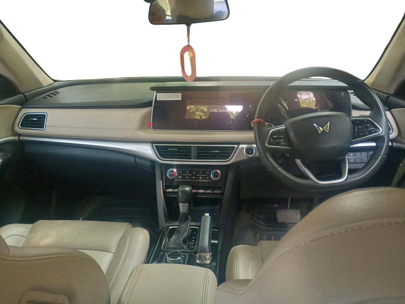 2021 Mahindra XUV700 AX 7 P AT 7 STR, Petrol, Automatic, 49,710 km, interior