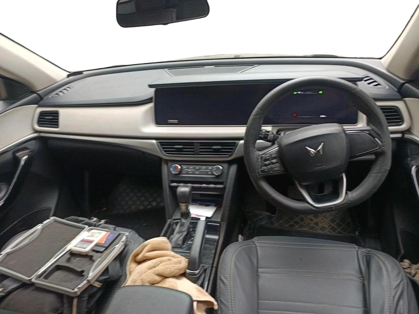2022 Mahindra XUV700 AX 5 P AT 5 STR, Petrol, Automatic, 27,516 km, interior