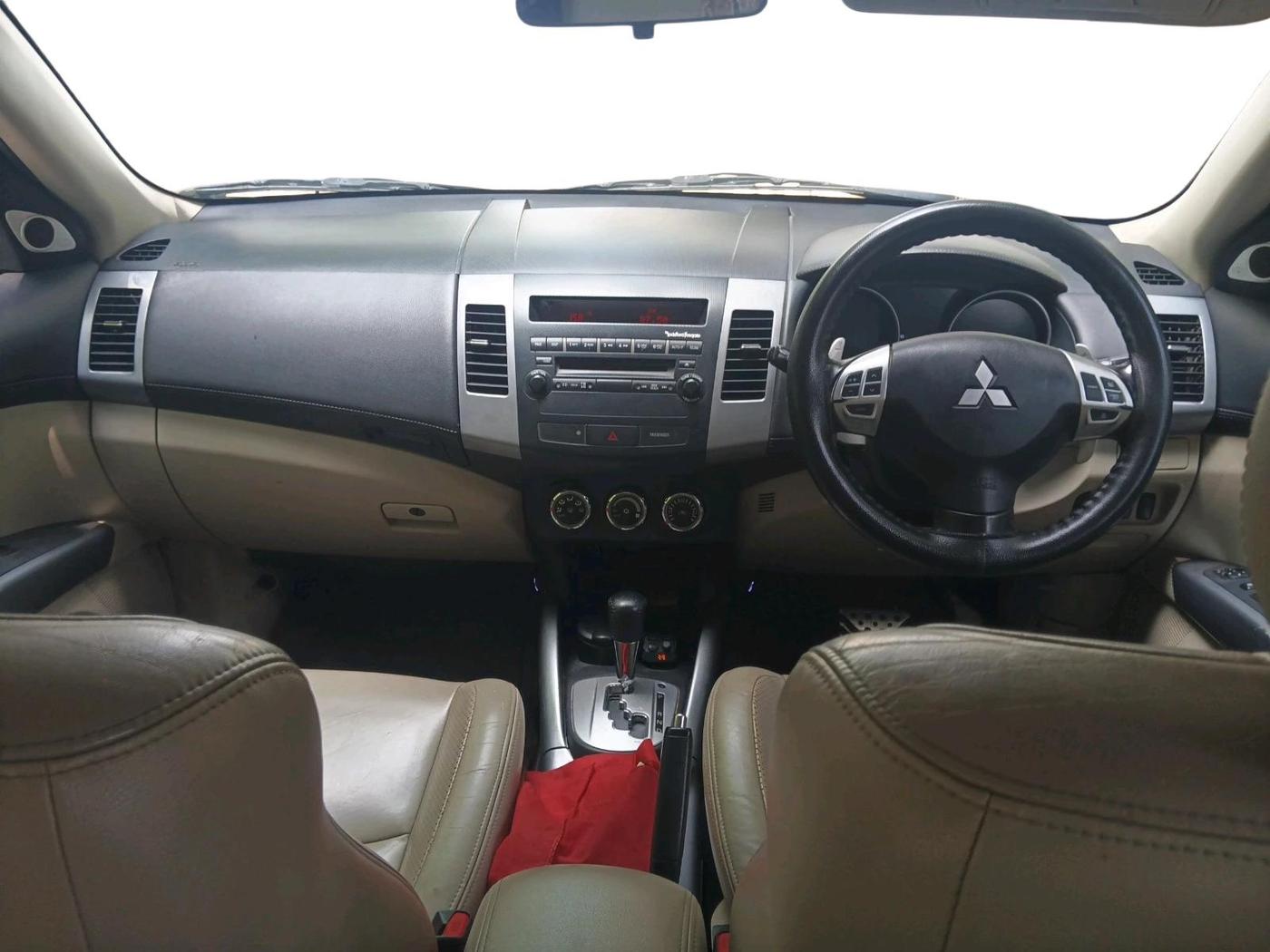 2011 Mitsubishi Outlander 2.4 MIVEC, Petrol, Automatic, 1,22,129 km, interior