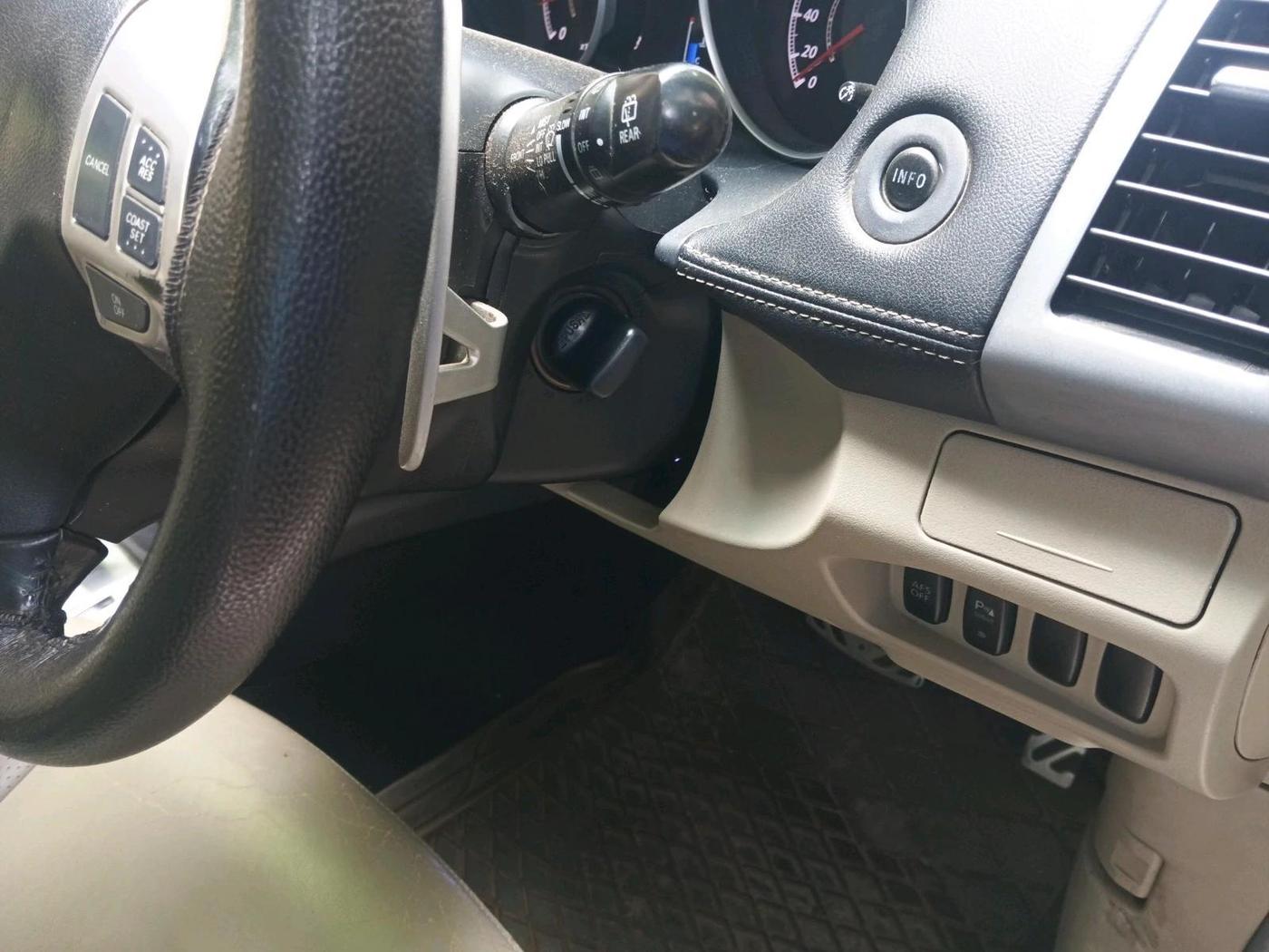 2011 Mitsubishi Outlander 2.4 MIVEC, Petrol, Automatic, 1,22,129 km, interior