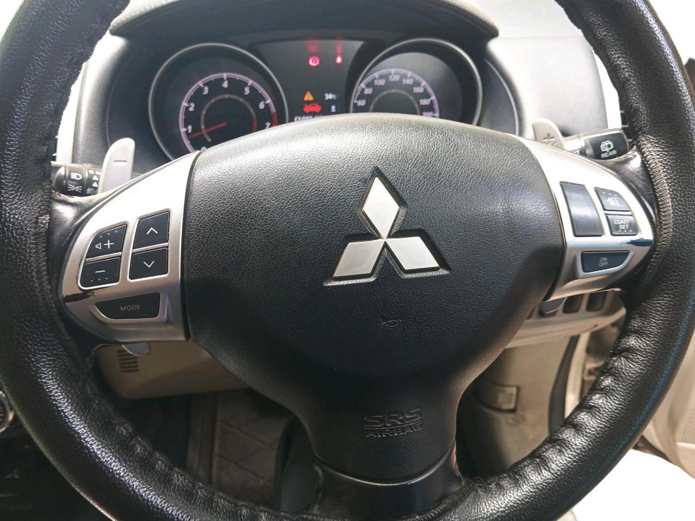 2011 Mitsubishi Outlander 2.4 MIVEC, Petrol, Automatic, 1,22,129 km, interior
