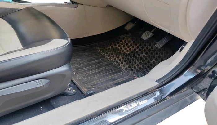 2021 Mahindra XUV300 W8 1.2 PETROL, Petrol, Manual, 41,686 km, interior