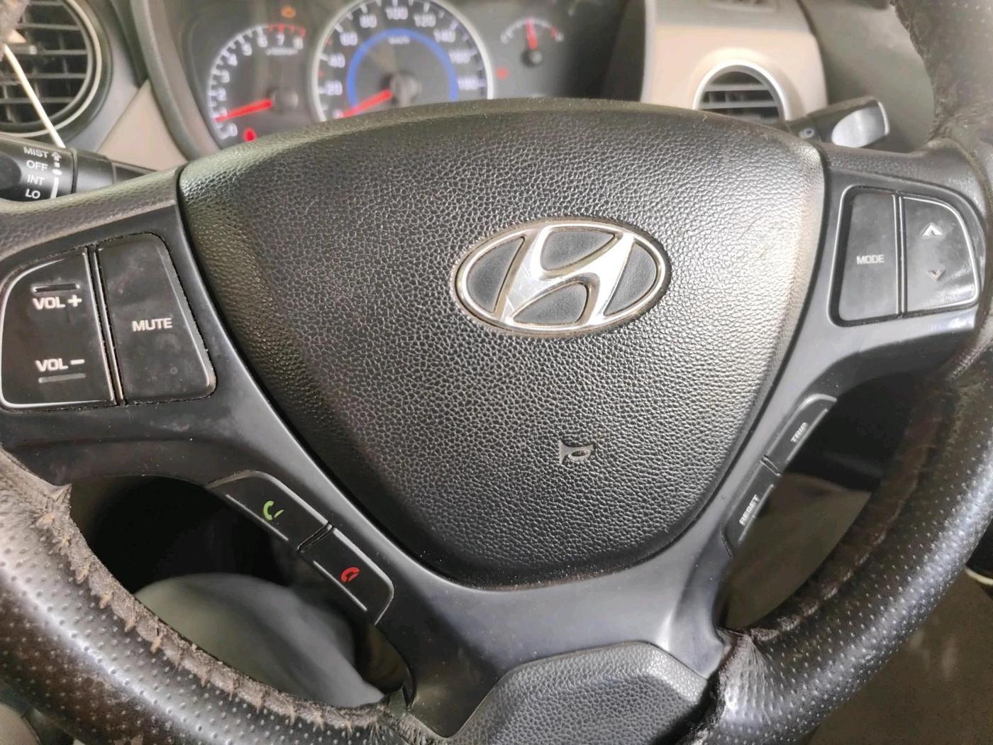 2015 Hyundai Grand i10 SPORTZ 1.2 KAPPA VTVT, CNG, Manual, 1,49,796 km, interior