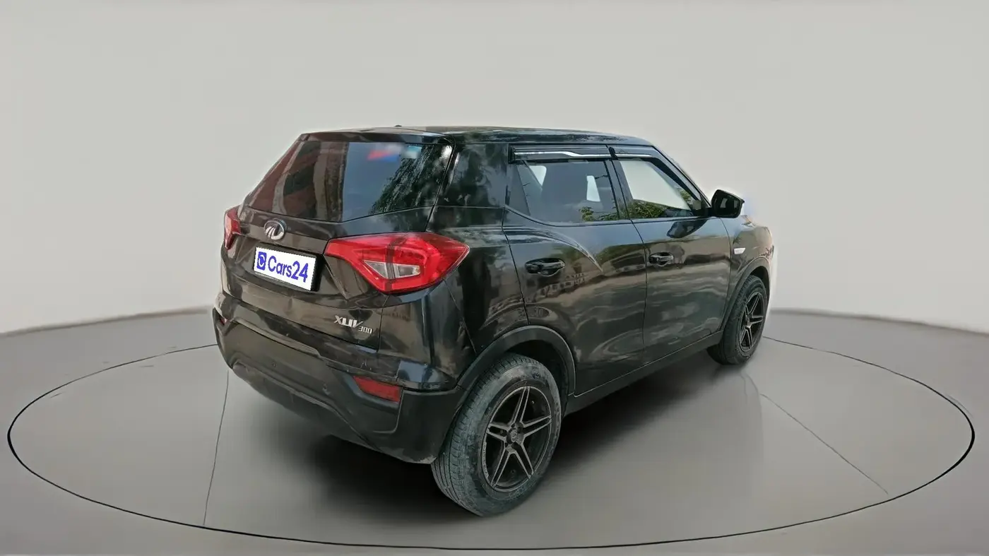 2022 Mahindra XUV300 W4 1.2 PETROL, Petrol, Manual, 10,10,000 km, exterior