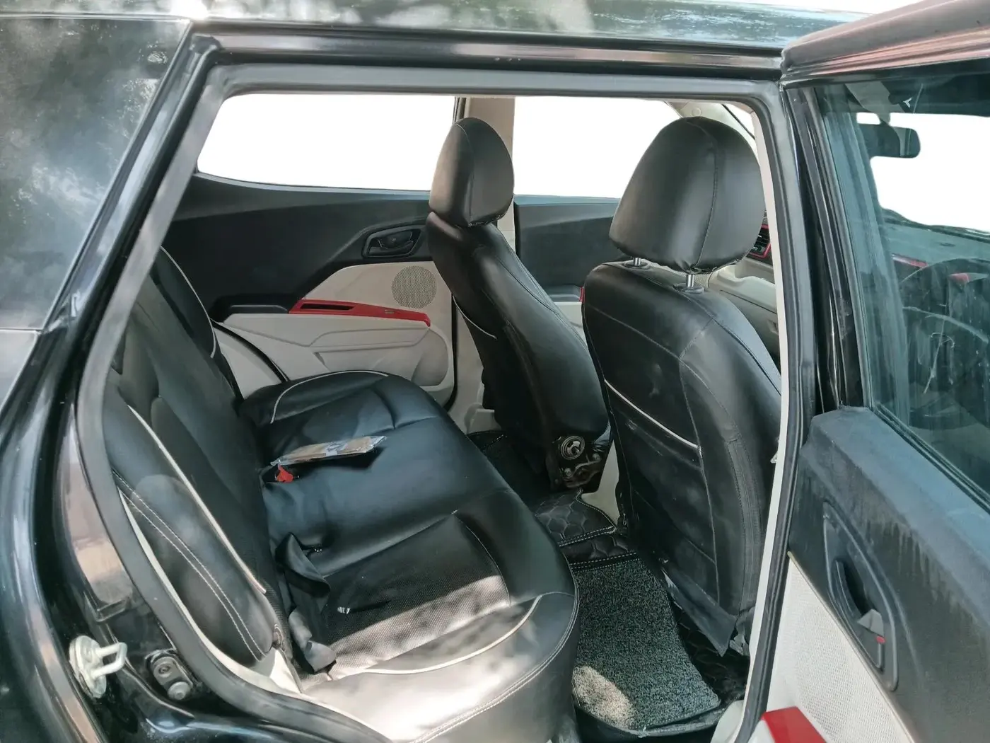 2022 Mahindra XUV300 W4 1.2 PETROL, Petrol, Manual, 10,10,000 km, interior