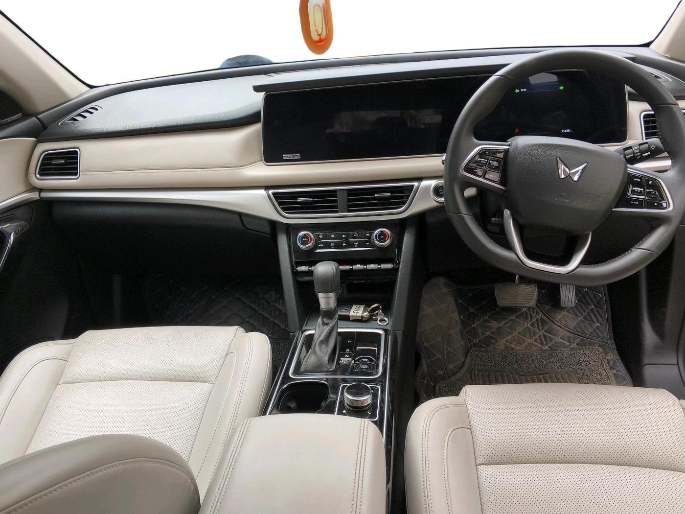 2022 Mahindra XUV700 AX 7 LUXURY P AT 7 STR, Petrol, Automatic, 15,438 km, interior