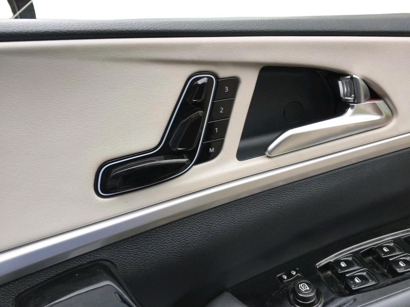 2022 Mahindra XUV700 AX 7 LUXURY P AT 7 STR, Petrol, Automatic, 15,438 km, interior