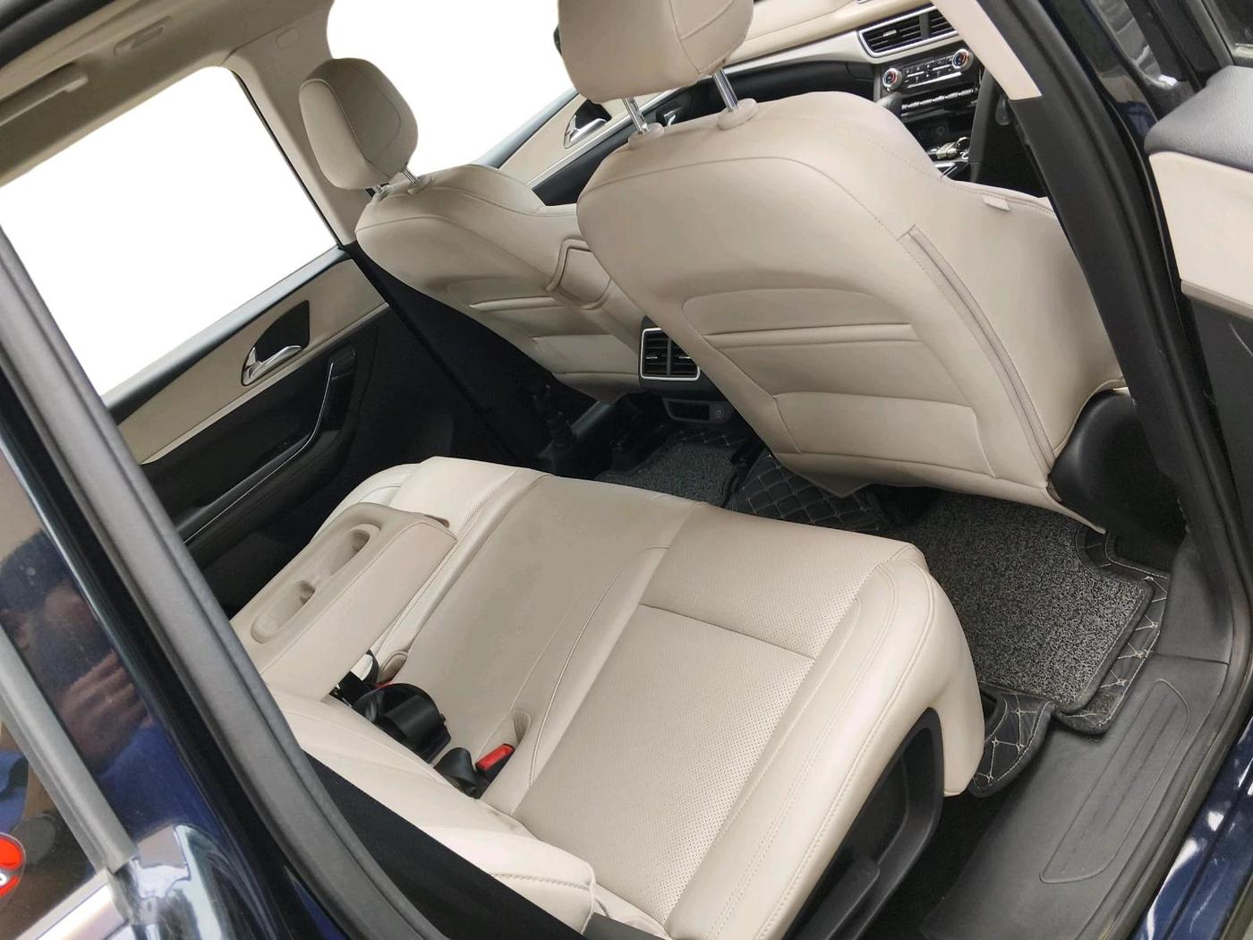 2022 Mahindra XUV700 AX 7 LUXURY P AT 7 STR, Petrol, Automatic, 15,438 km, interior