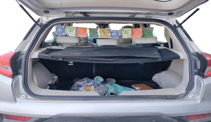 2020 Mahindra XUV300 W8 (O) 1.5 DIESEL, Diesel, Manual, 1,02,715 km, exterior