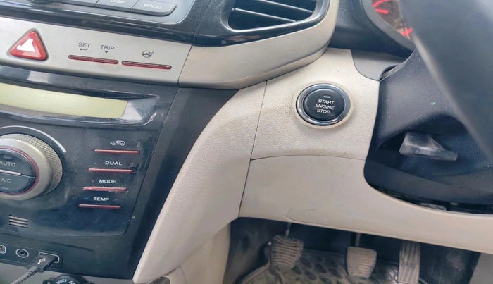 2020 Mahindra XUV300 W8 (O) 1.5 DIESEL, Diesel, Manual, 1,02,715 km, interior
