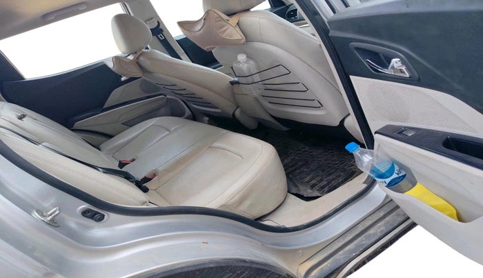 2020 Mahindra XUV300 W8 (O) 1.5 DIESEL, Diesel, Manual, 1,02,715 km, interior