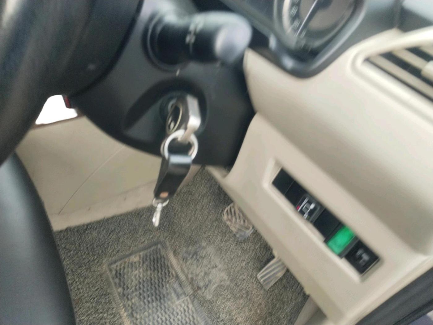 2017 Maruti Dzire VXI AMT, CNG, Automatic, 1,13,711 km, interior
