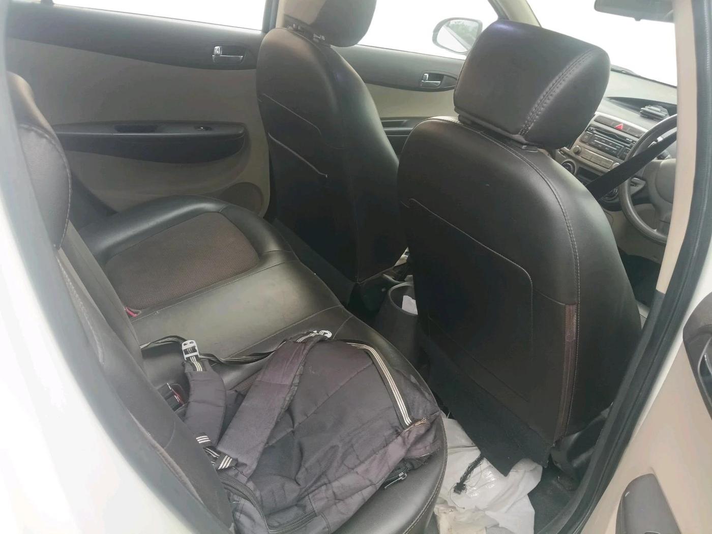 2013 Hyundai i20 MAGNA (O) 1.2, Petrol, Manual, 1,19,932 km, interior