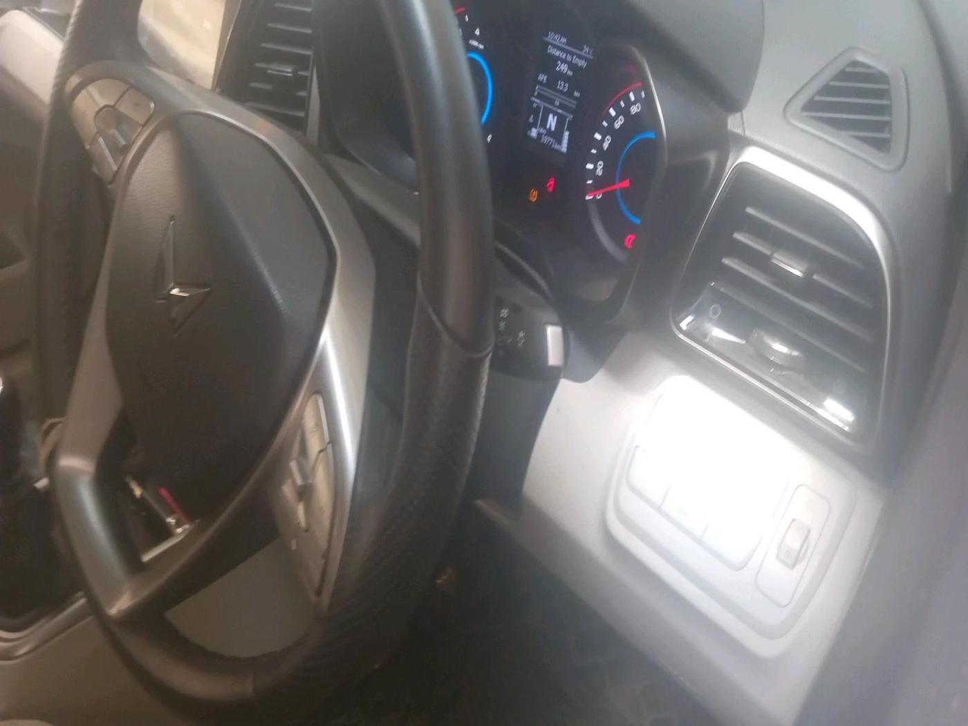 2023 Mahindra XUV300 W8 1.2 PETROL, Petrol, Manual, 19,771 km, interior
