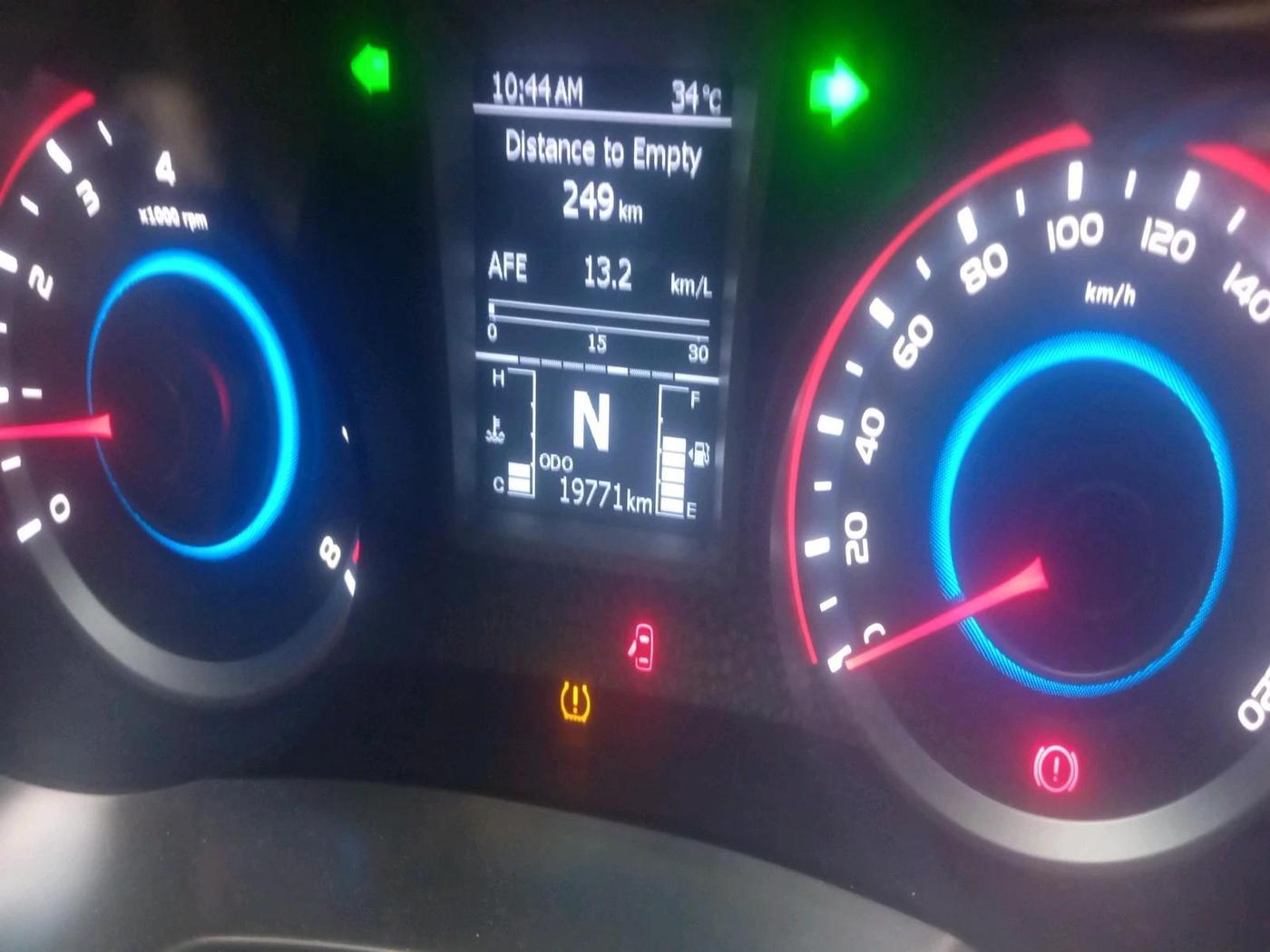 2023 Mahindra XUV300 W8 1.2 PETROL, Petrol, Manual, 19,771 km, interior