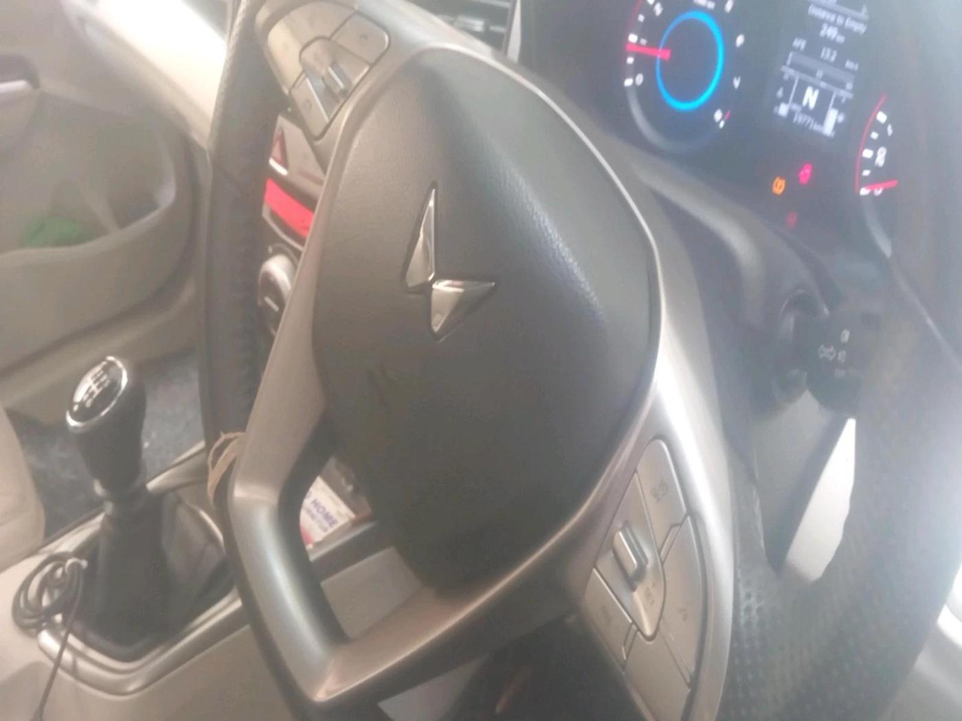 2023 Mahindra XUV300 W8 1.2 PETROL, Petrol, Manual, 19,771 km, interior