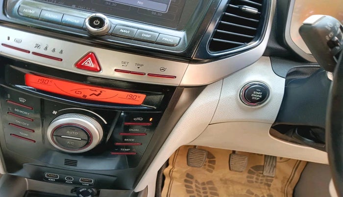 2019 Mahindra XUV300 W8 (O) 1.2 PETROL, Petrol, Manual, 1,18,341 km, interior