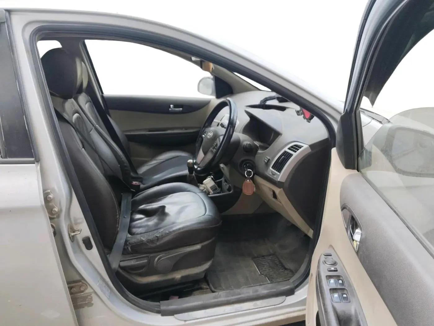 2011 Hyundai i20 ASTA 1.2, CNG, Manual, 1,12,932 km, interior
