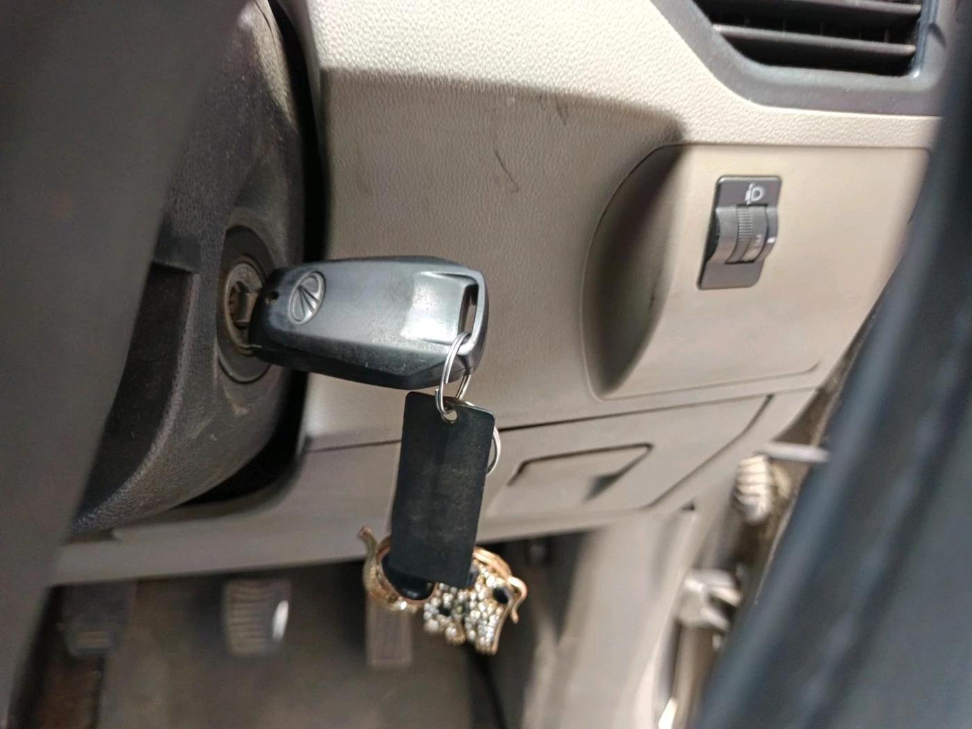 2016 Mahindra Kuv100 K4 6 STR, Petrol, Manual, 85,623 km, interior