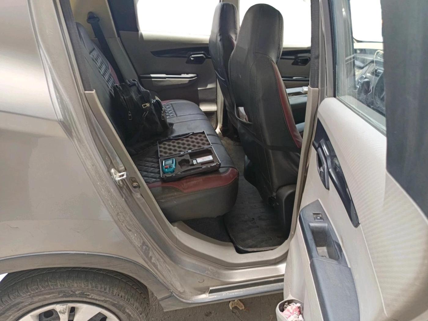 2016 Mahindra Kuv100 K4 6 STR, Petrol, Manual, 85,623 km, interior