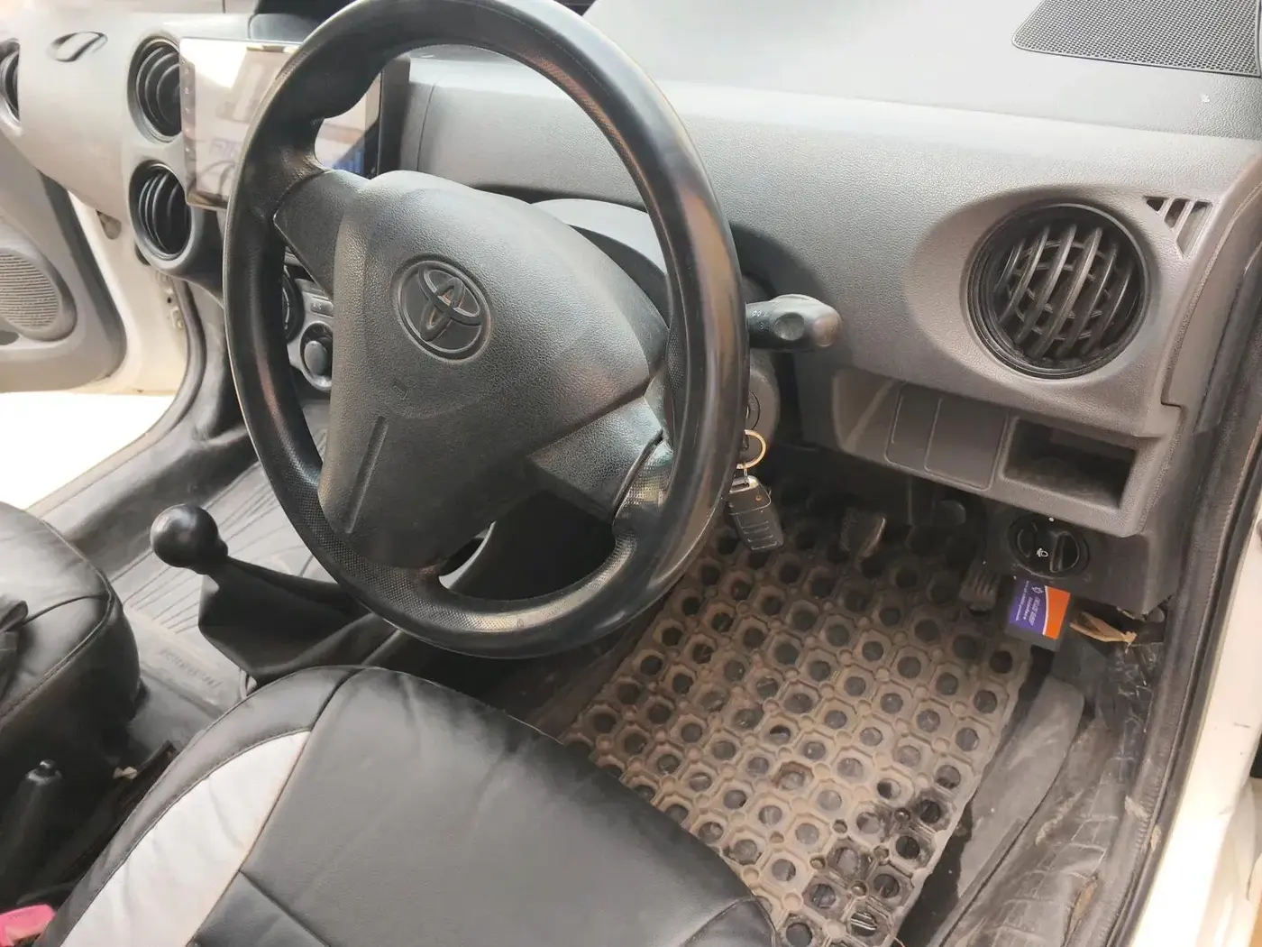 2014 Toyota Etios G, CNG, Manual, 95,128 km, interior