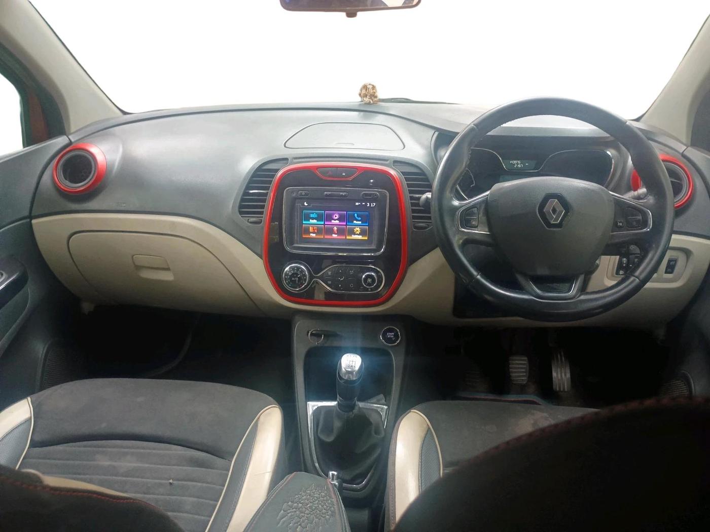 2017 Renault Captur RXT DIESEL, Diesel, Manual, 1,43,975 km, interior
