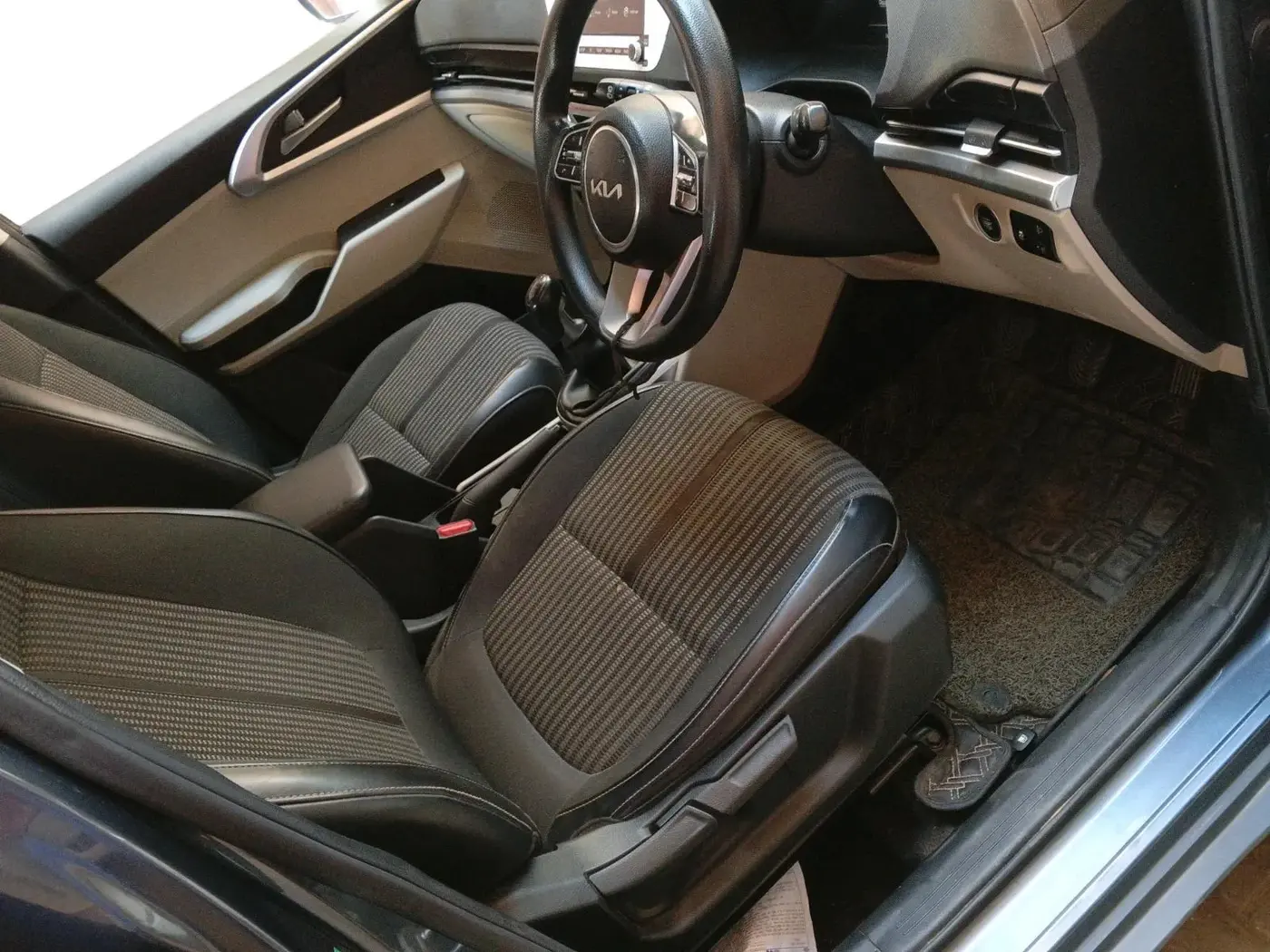 2022 KIA CARENS PRESTIGE PLUS 1.5 DIESEL 7 STR, Diesel, Manual, 1,08,783 km, interior