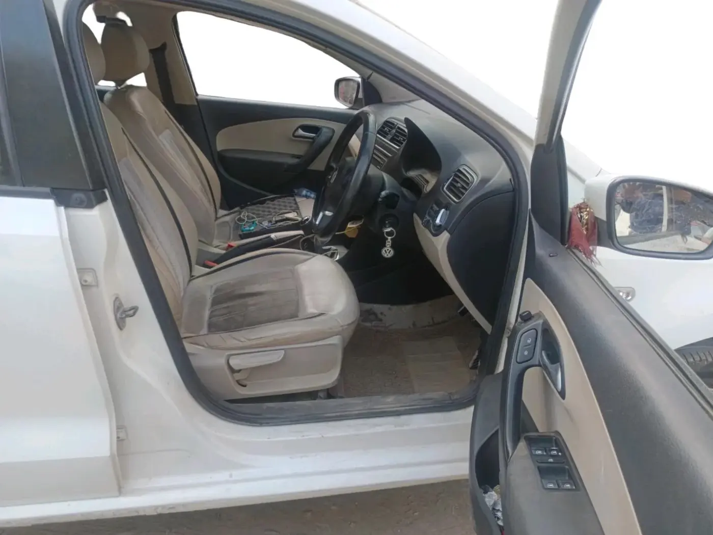 2013 Volkswagen Polo HIGHLINE1.2L, CNG, Manual, 1,21,181 km, interior