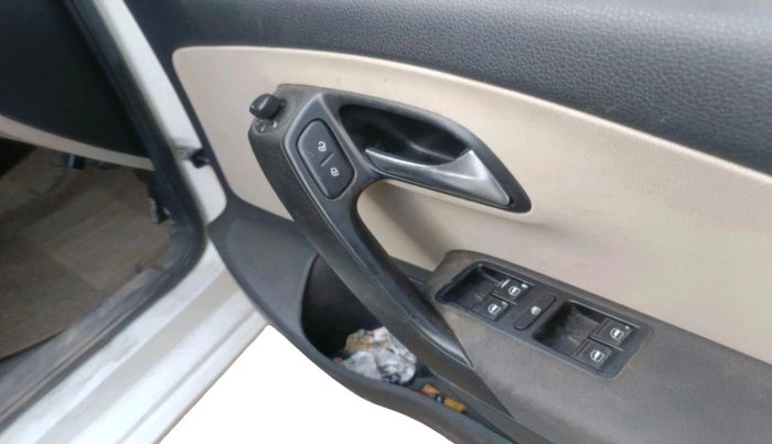 2013 Volkswagen Polo HIGHLINE1.2L, CNG, Manual, 1,21,181 km, interior