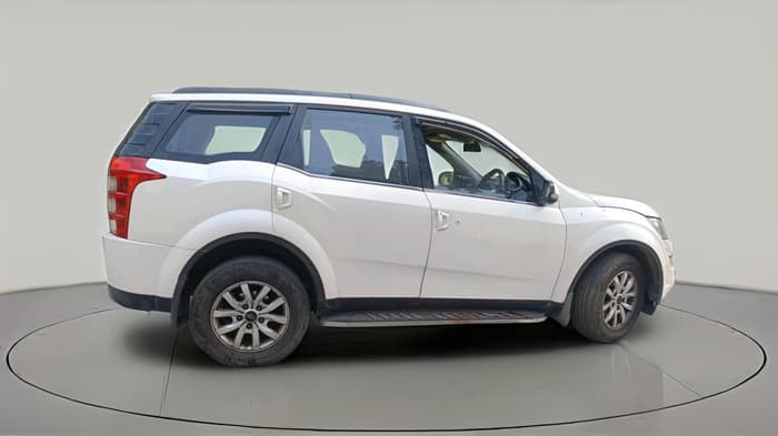 2017 Mahindra XUV500 W10 AT 1.99, Diesel, Automatic, 1,52,084 km, exterior